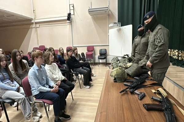 Сотрудники спецподразделения столичного лавка Росгвардии провели урок мужества для школьников