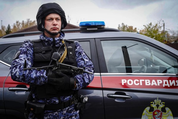 Московские росгвардейцы задержали лишённую родительских прав женщину за дебош в школе 