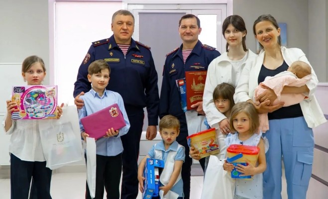 В Международный день защиты детей начальник столичного главка Росгвардии генерал-лейтенант полиции Пётр Зоров встретился с семьей сотрудника вневедомственной охраны, воспитывающей 8 детей