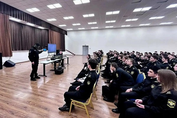 Сотрудники Росгвардии провели урок безопасности для курсантов столичного колледжа 