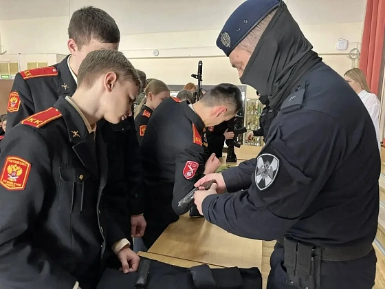  Сотрудники спецназа Росгвардии навестили учеников кадетского класса в Москве