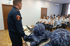 Столичные росгвардейцы провели урок мужества для детей из центра содействия семейному воспитанию