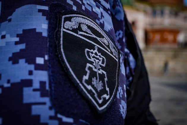 Росгвардейцы эвакуировали людей при пожаре в многоэтажке на востоке Москвы