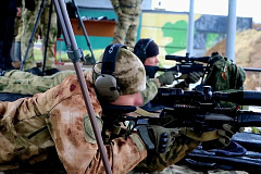 Сотрудники вневедомственной охраны Главного управления Росгвардии по городу Москве  помогли эвакуироваться жителям многоквартирного дома при пожаре на востоке столицы. Во время патрулирования в районе Щелковского шоссе правоохранители заметили открытое пл