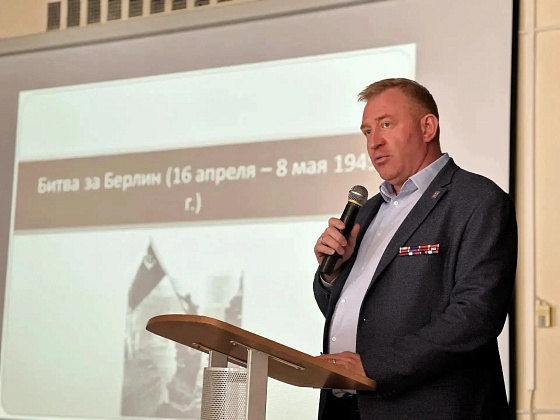 Столичные росгвардейцы провели урок мужества для школьников, посвящённый Дню Победы