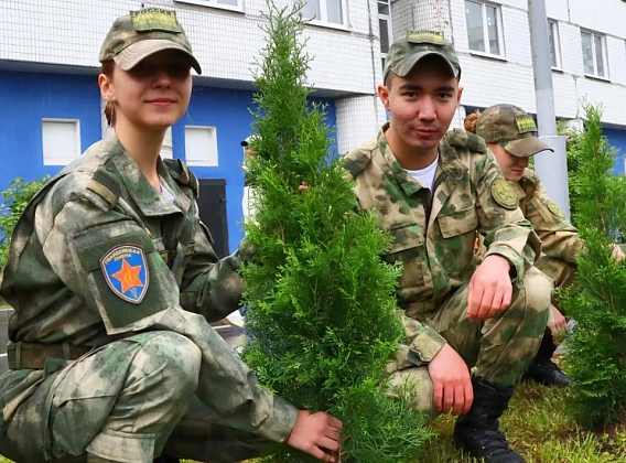 В честь Дня защиты детей в Главном управлении Росгвардии по городу Москве высадили аллею из деревьев