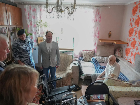 Столичные росгвардейцы навестили ветерана Великой Отечественной войны  