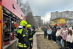 Огнеборцы рассказали жителям про технику спасения