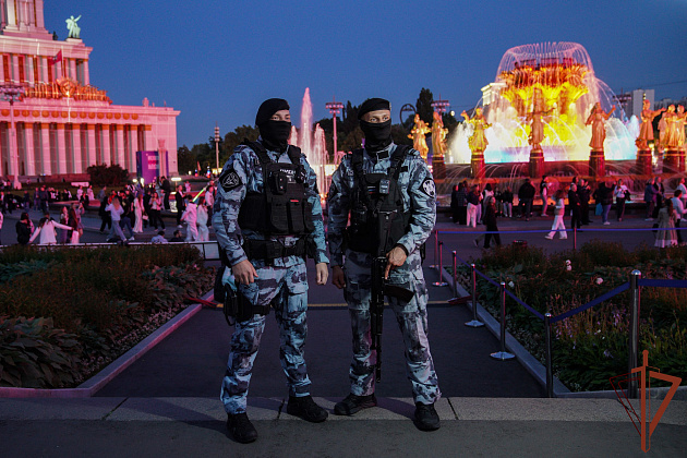 В Москве росгвардейцы обеспечили охрану общественного порядка в период проведения выпускных вечеров В Москве росгвардейцы обеспечили охрану общественного порядка в период проведения выпускных вечеров