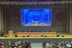 Сотрудники и военнослужащие Главного управления Росгвардии по городу Москве в зале общественно-спортивного комплекса приняли участие в просмотре прямой линии и большой пресс-конференции с Президентом России Владимиром Путиным.