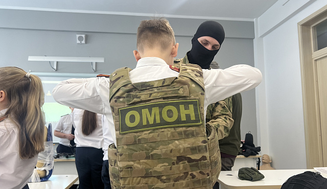 Сотрудники ОМОН «Авангард» столичного главка Росгвардии провели урок мужества для кадет