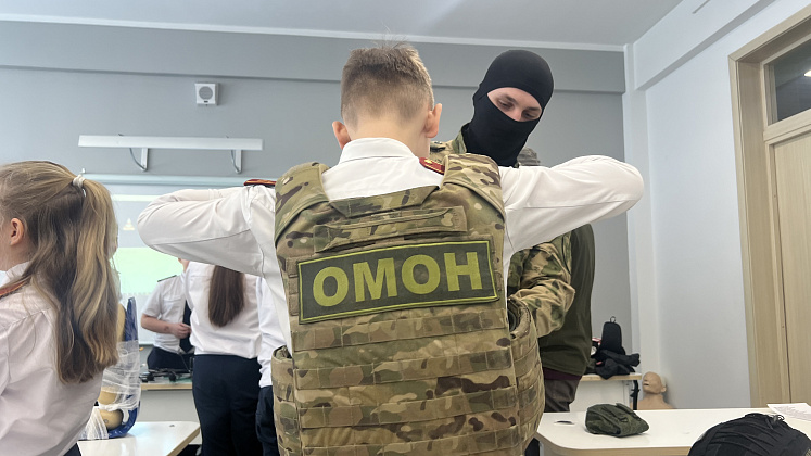 Сотрудники ОМОН «Авангард» столичного главка Росгвардии провели урок мужества для кадет