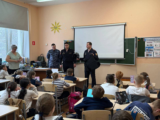 Столичные росгвардейцы провели урок мужества для школьников 